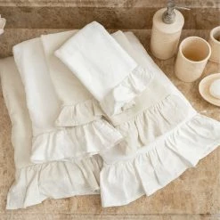 Brand new 🎉 HiEnd Accents Lily Towel Set, 3PC White 👏